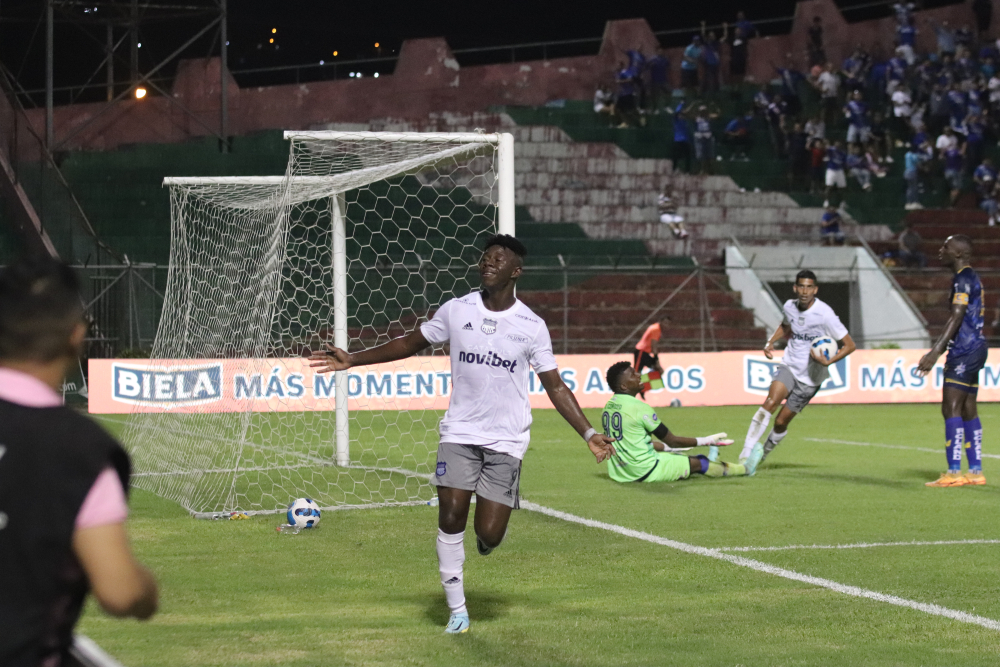 emelec delantero celebra gol