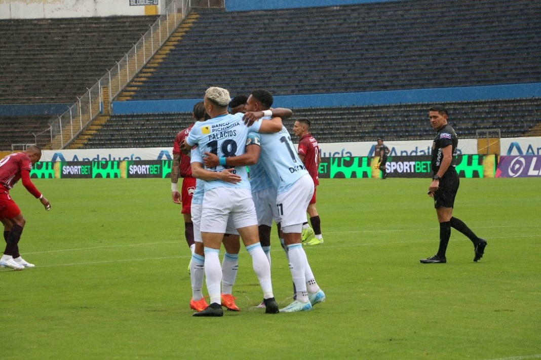 Jugadores de la Universidad Católica celebrando.