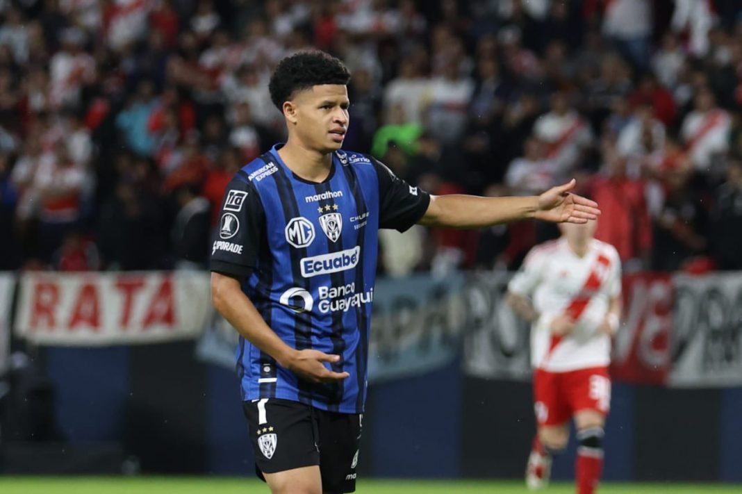 Jugador del Independiente del Valle en medio de un partido