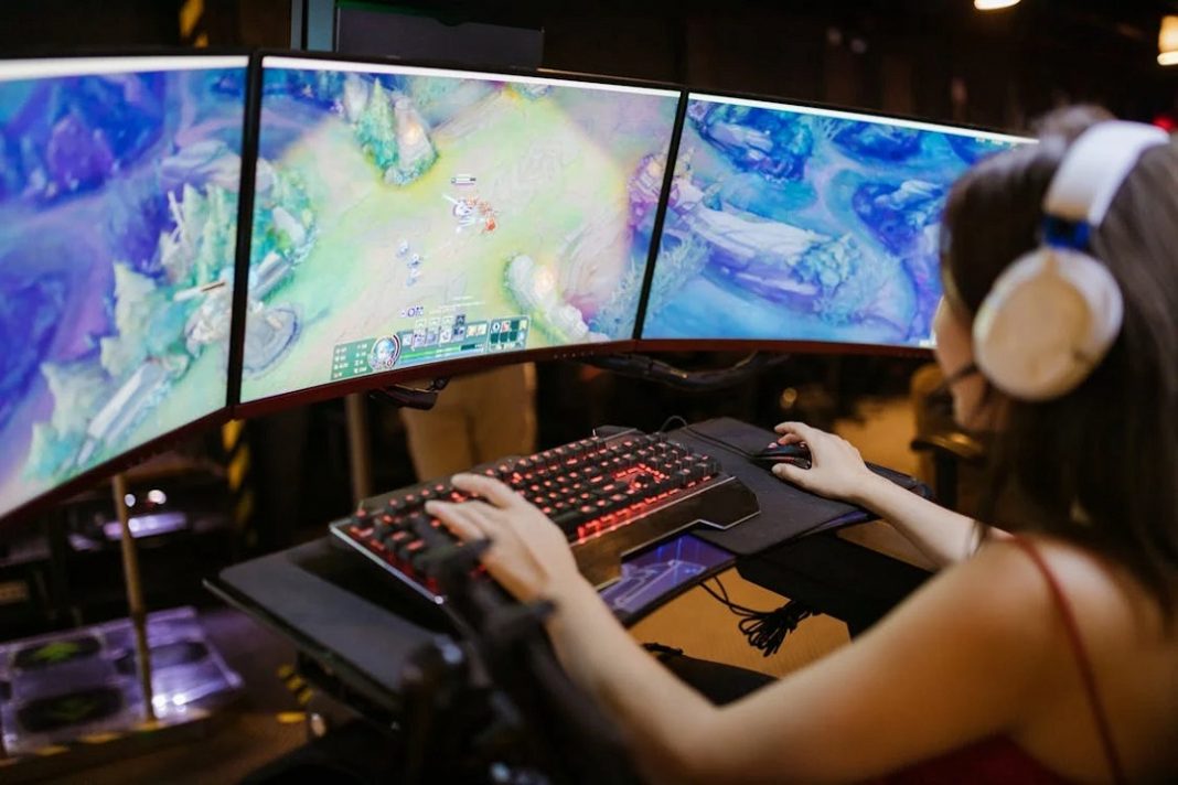 Mujer jugando League of Legends
