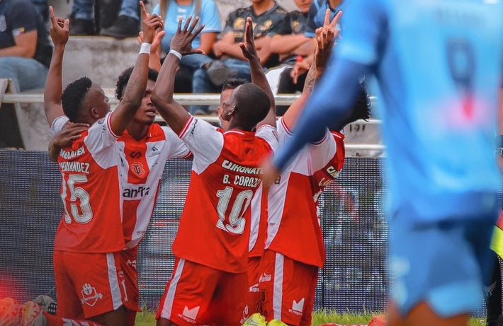 Jugadores de Técnico Universitario celebrando.