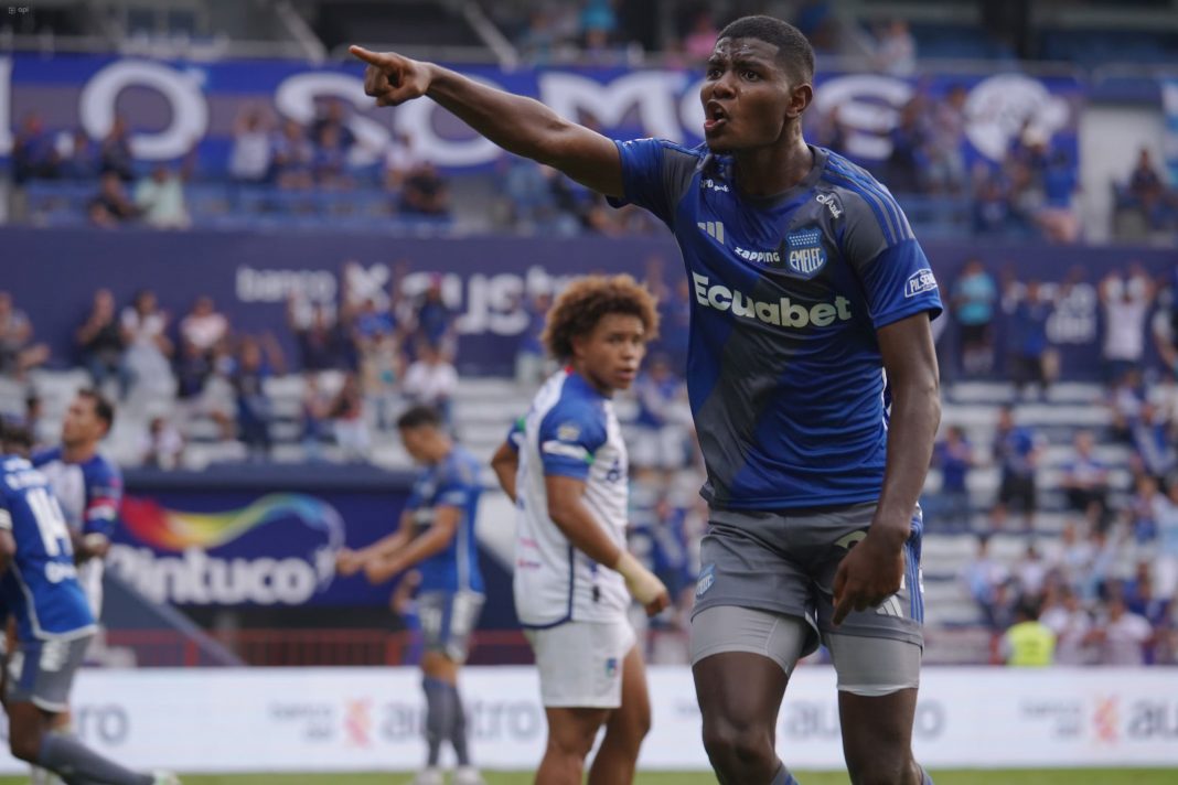 Jugador de Emelec en medio de un partido