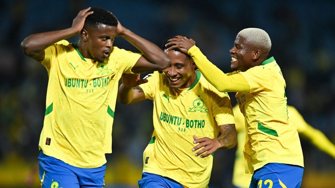 Jugadores de los Mamelodi Sundows celebrando luego de haber marcado un gol