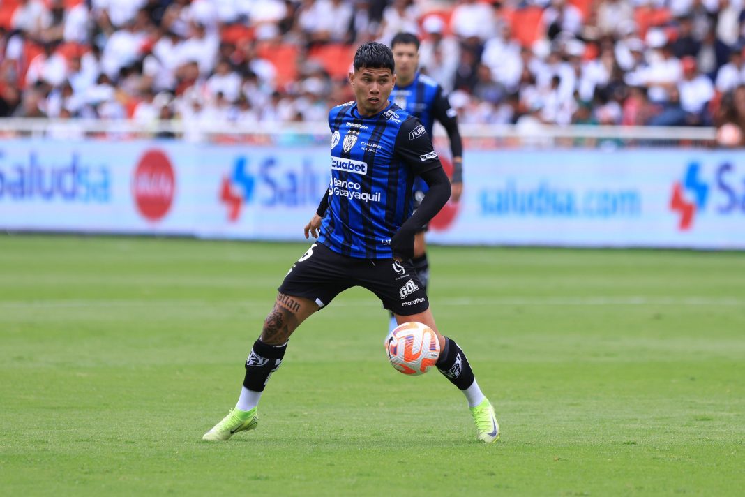 Jugador del IDV en medio de un partido