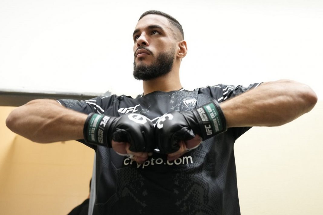 Gabriel Bonfim previo a un encuentro de la UFC