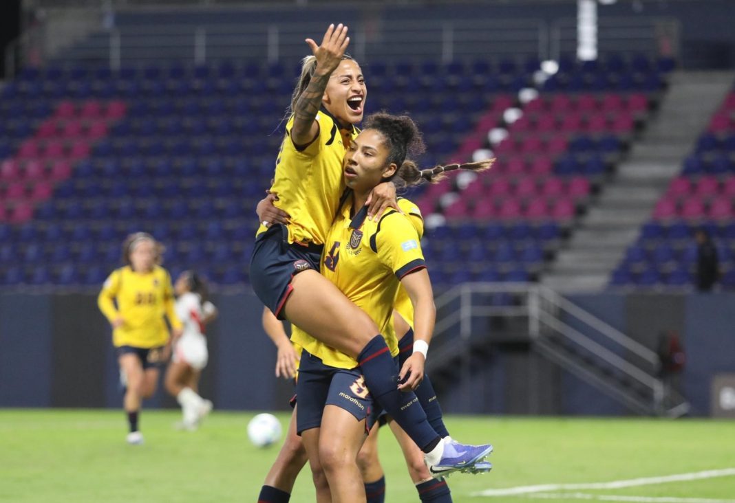 Dos jugadoras de Ecuador celebrando un gol