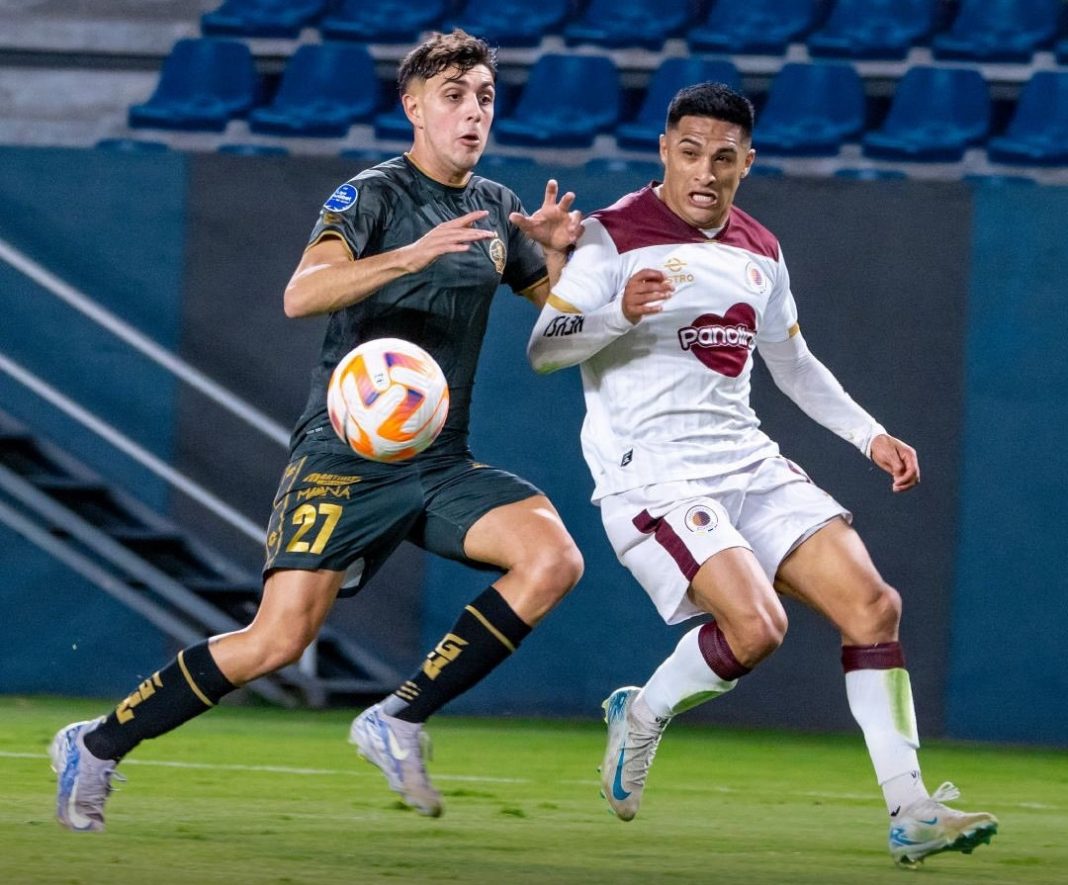 Jugador del Vinotinto o Cuniburo peleando un balón