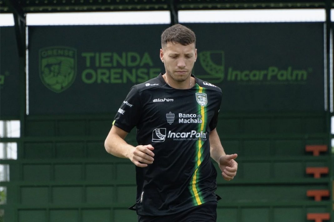 Jugador de Orense calentando en su estadio previo a un partido