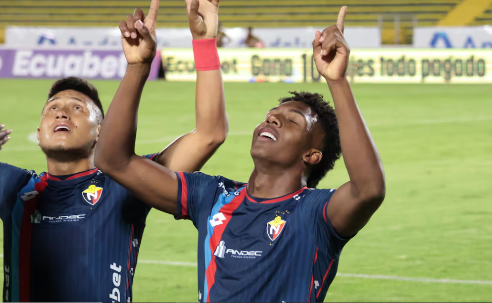 Jugadores de El Nacional luego de marcar un go