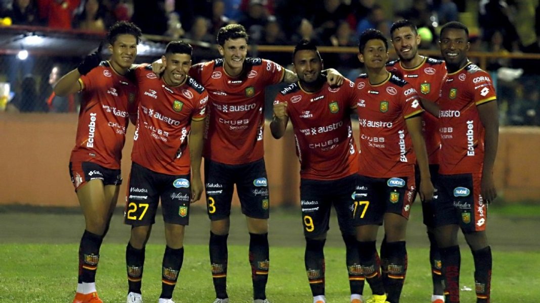 Jugadores del Deportivo Cuenca luego de haber ganado un partido