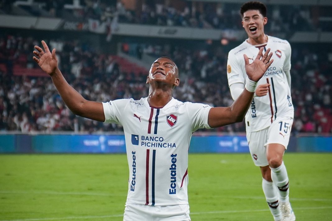 Jugadores de LDU Quito celebrando un triunfo.