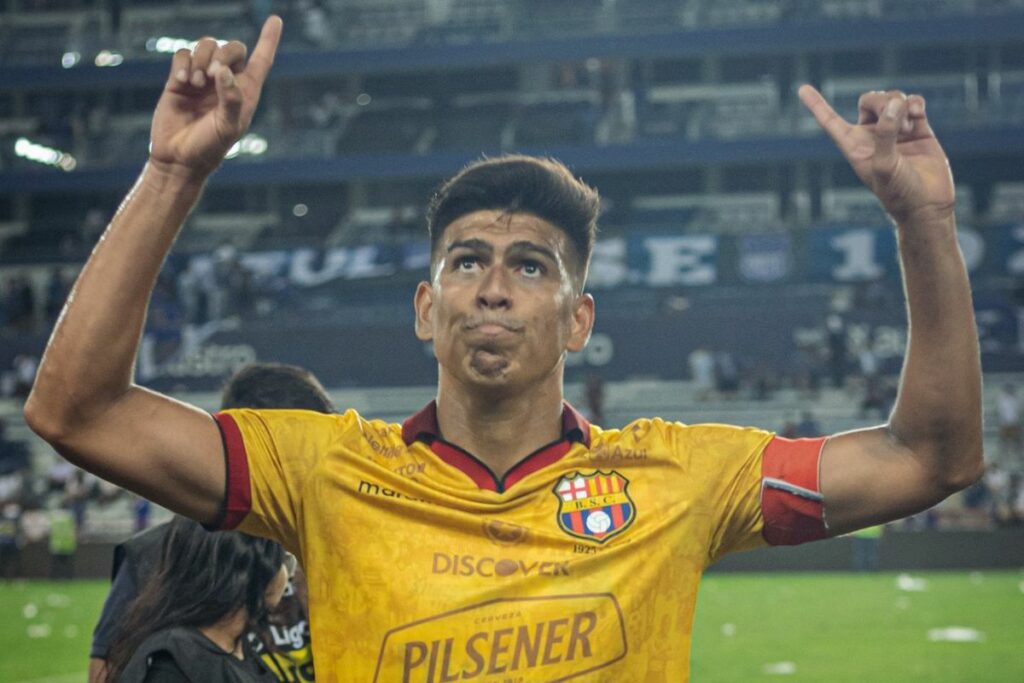 Jugador de Ecuador dedicando un gol al cielo