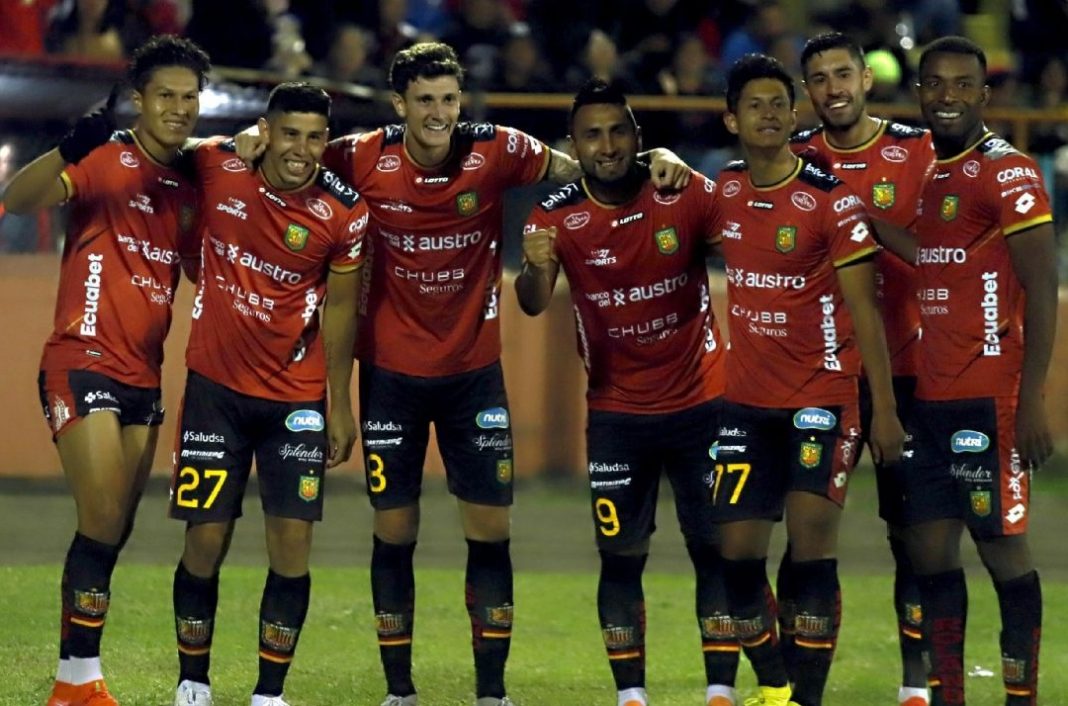 Jugadores del Deportivo Cuenca celebrando un gol.