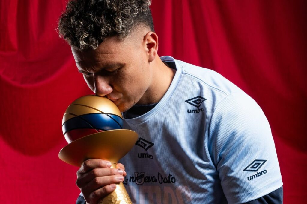 Byron Palacios con la Copa Ecuador 2025