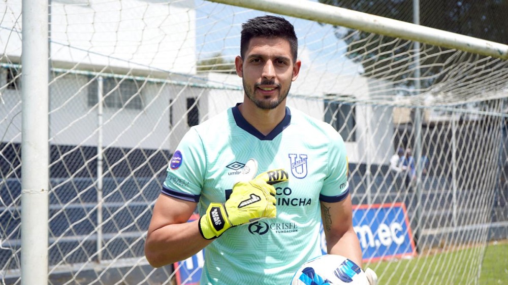 Rafael Romo mostrando el escudo de su equipo