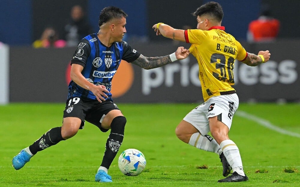 Jugadores de IDV y el Barcelona disputando el balón