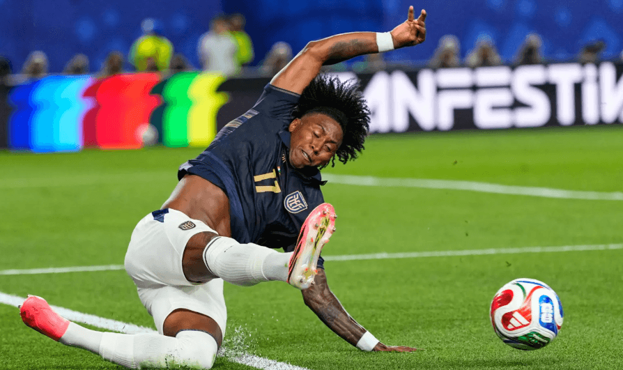 Gran salvada de jugador ecuatoriano