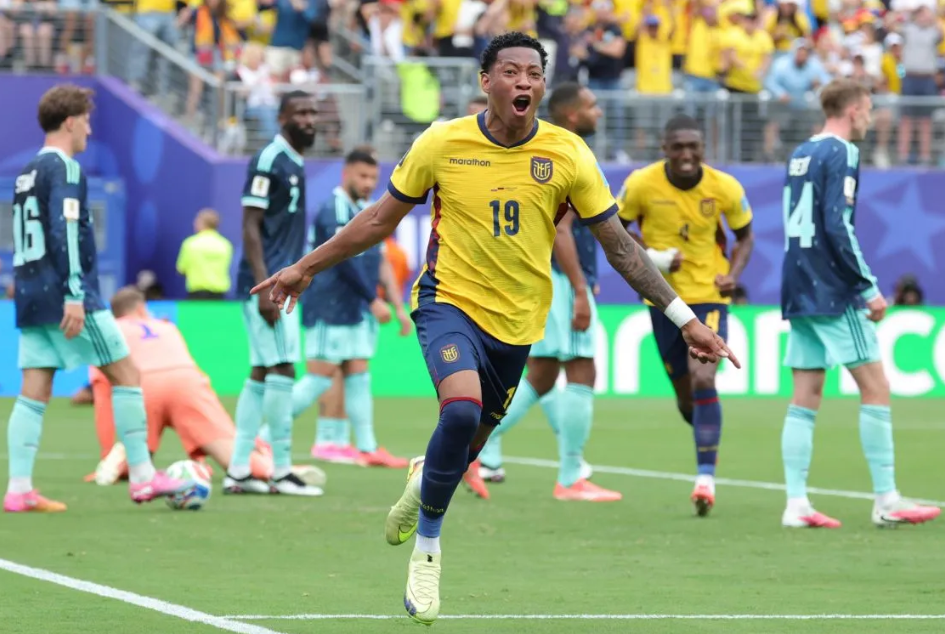 JUgador de Ecuador celebrando gol vs Alemania