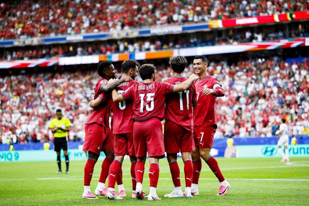 Jugadores de Portugal celebrando una victoria contra Uzbekistán.