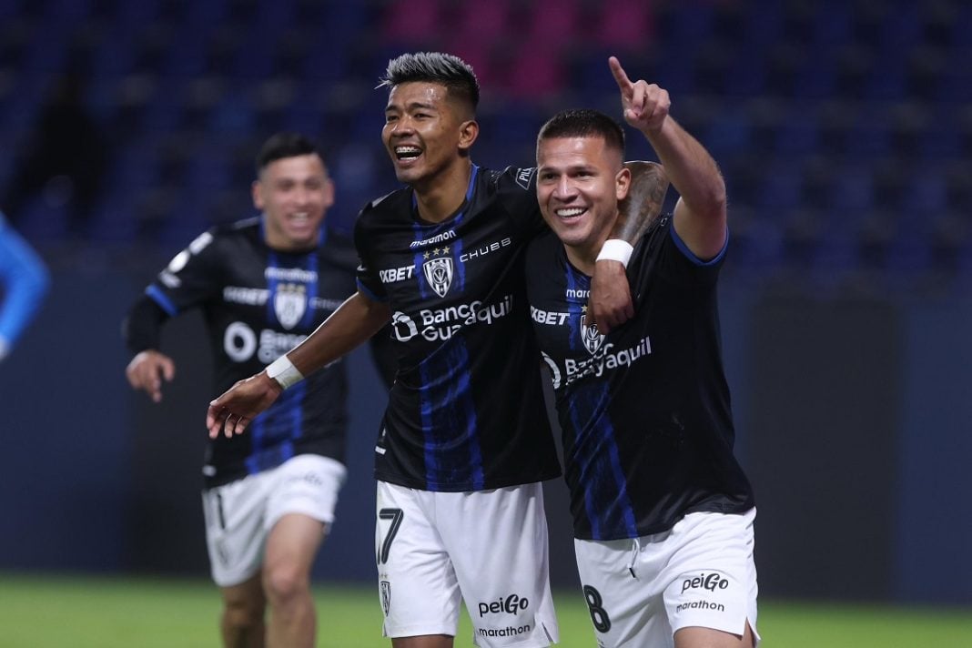 Jugadores de IDV celebrando.