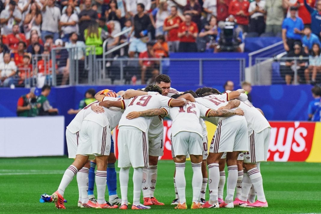 Jugadores de España en el campo.