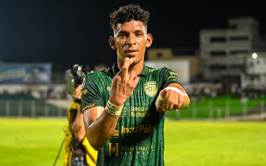 Jugador del Orense celebrando un gol